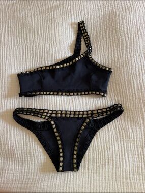Kiini Set with Gold Trim